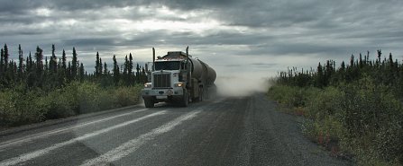 Truck und Steinschlag am Dempster